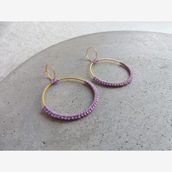 Boucles d'oreilles Anneaux Lilas . Créoles Plaqué Or ou Acier Inoxydable . Bijoux Fibre Textile . Boucles d'oreilles légères