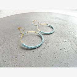 Boucles d'oreilles Anneaux . Créoles . Plaqué Or ou Acier Inoxydable . Bijoux Fibre Textile . Boucles d'oreilles légères . Bijoux Colorés