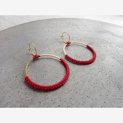 Boucles d'oreilles Anneaux Rouges . Créoles Plaqué Or ou Acier Inoxydable . Bijoux Fibre Textile . Boucles d'oreilles légères