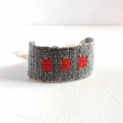 Bracelet trois carrés en gris et rouge / bracelet en lin et coton tissé à la main / bracelet textile / bracelet manchette / bijoux artisanaux
