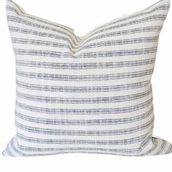 Coussin blanc a rayures bleues, housse de coussin Maison de ferme Moderne bleue et blanche, décor maison de ferme moderne