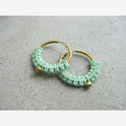 Petites boucles d’oreilles en laiton avec détail en fibre en turquoise. Micro Macrame Bijoux . Bijoux textiles modernes . Conception par .. raïz ..