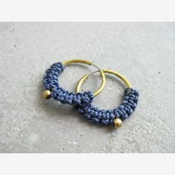 Petites boucles d’oreilles en laiton Hoop . Boucles d’oreilles en macramé en fibre bleue . Micro Macramé . Bijoux textiles minimalistes modernes. Conception par .. raïz ..