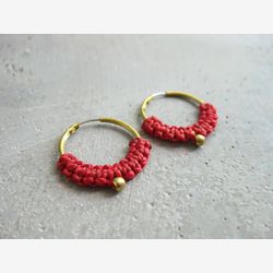 Boucles d’oreilles Red Hoop . Petits cerceaux en laiton . Micro Macrame Bijoux . Bijoux textiles modernes en fibre . Conception par .. raïz ..