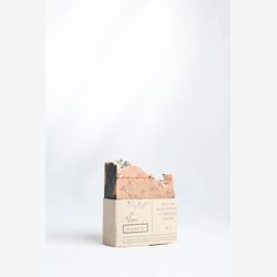 Savon au beurre de karité, à l'hibiscus et lavande