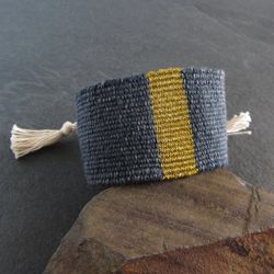 Bracelet de manchette tissé à la main extra large / bracelet en lin et coton / bleu foncé et or antique / bijoux artisanaux faits à la main