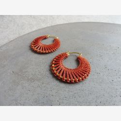 Zinnia . Boucles d'oreilles Anneaux Tissés . Créoles Macramé . Bijoux Fibre Textile Contemporain . Fait Main au Québec