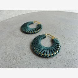 Zinnia . Boucles d'oreilles Anneaux Tissés couleur Vert Émeraude . Créoles Macramé . Bijoux Fibre Textile Contemporain . Fait Main Québec