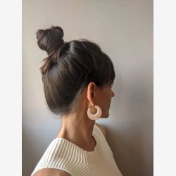 Zinnia . Boucles d'oreilles Anneaux Tissés couleur Blush . Créoles Macramé . Bijoux Fibre Textile Contemporain . Fait Main au Québec