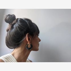 Zinnia . Boucles d'oreilles Anneaux Tissés Noires . Créoles Macramé . Bijoux Fibre Textile Contemporain . Fait Main au Québec