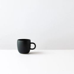 Tasse en porcelaine noire satinée