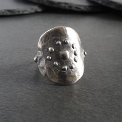 Bague d'inspiration antique en argent sterling oxidée  / bague bouclier / bague imposante / bague rustique / bague artisanale