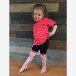 PYJAMA COURT 2 PIÈCES EN BAMBOU haut noir et pant corail coeurs  noirs