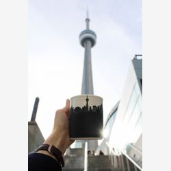Tasse céramique souvenir Toronto faite au Québec phare tour du CN centre rogers musée royal ontario skyline ardoise craie personnalisable