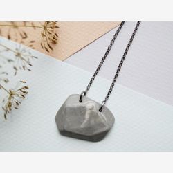 Collier de porcelaine. Pendantif sur chaîne. Couleur mélange de gris. Look contemporain. *?*