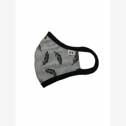 Masque gris et plumes noirs