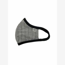 Masque gris et petite ligne noires