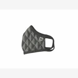 Masque gris avec triangles noirs