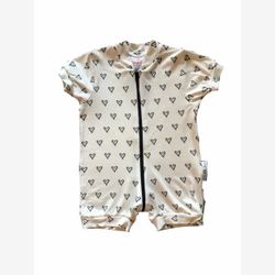 Pyjama court 1 pièce bambou ivoire et coeurs noirs