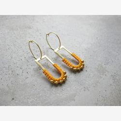 Boucles d'oreilles Anneaux avec Breloque en Laiton Doré . Macramé . Boucles d'oreilles Légères . Bijoux Textile Fibre . Fait au Québec
