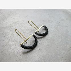 Boucles d'oreilles Demi Lune en Laiton avec Détail Textile Noir en Micro Macramé . Demi Cercle .  Bijoux Géométrique