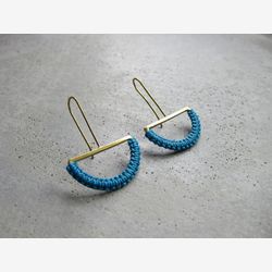 Boucles d'oreilles Demi Lune en Laiton avec Détail Textile Micro Macramé . Demi Cercle . Bleu Pop .  Bijoux Géométrique