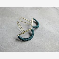 Boucles d'oreilles Demi Lune en Laiton avec Détail Textile Micro Macramé . Demi Cercle . Vert Émeraude .  Bijoux Géométrique