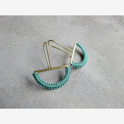 Boucles d'oreilles Demi Lune en Laiton avec Détail Textile Micro Macramé . Demi Cercle . Vert Bleu Turquoise .  Bijoux Géométrique