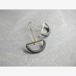 Boucles d'oreilles Demi Lune en Laiton avec Détail Textile Micro Macramé . Demi Cercle .  Bijoux Géométrique