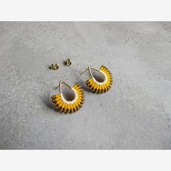 Boucles d'oreilles Macramé . IBEYI . Gouttes Dorées . Soleil . Jaune . Moutarde . Bijoux Textile Contemporain . Tissage . Fait au Québec