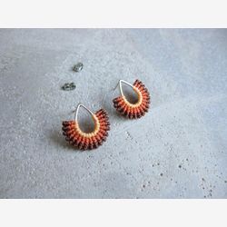 Boucles d’oreilles en fibre de terre cuite . Silver Micro Macrame Studs . Boucles d’oreilles Fan Stud . Goujons Teardrop . Bijoux textiles . Design par .. raïz ..