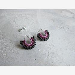 Boucles d'oreilles Macramé . IBEYI . Gouttes . Demi Cercle . Mauve . Bijoux Textile Contemporain . Tissage . Fait au Québec