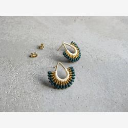 Petites boucles d’oreilles Macrame . Studs Teardrop en forme de ventilateur . Plaqué or . Micro Macrame Bijoux . Fibre Bijoux Textile . Design par .. raïz ..