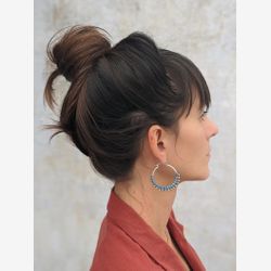 Créoles en Laiton avec détail Textile en Micro Macramé . Boucles d'oreilles . Bleu . Anneaux . Bijoux Textiles .  Fibre