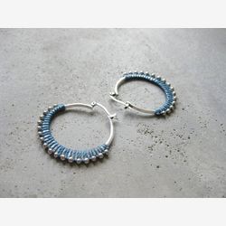 Créoles en Laiton avec détail Textile en Micro Macramé . Boucles d'oreilles . Bleu . Anneaux . Bijoux Textiles .  Fibre