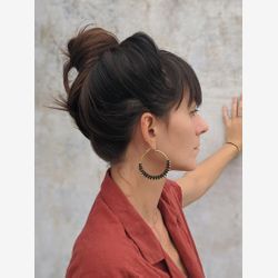 Créoles en Laiton avec détail Textile en Micro Macramé . Boucles d'oreilles . Anneaux . Bijoux Textiles .  Fibre