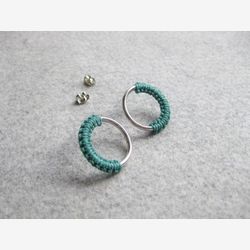 Boucles d'oreilles Cercles Argent Turquoises . Stud Rond . Bijoux Textile . Macramé . Fait au Québec .  Design par .. raïz ..