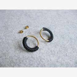 Boucles d'oreilles Cercles Dorés . Noires . Stud Rond . Bijoux Textile . Macramé . Fait au Québec .  Design par .. raïz ..
