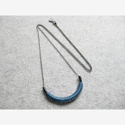 Collier Pendentif Long avec Tube et Détail Textile Minimaliste en Micro Macramé . © Design par .. raïz ..