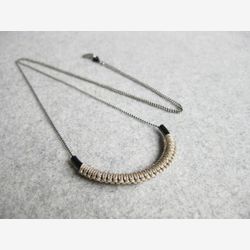 Collier Pendentif Long avec Tube et Détail Textile Minimaliste en Micro Macramé . © Design par .. raïz ..
