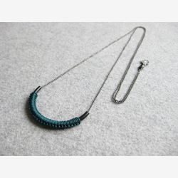 Collier Pendentif Long avec Tube et Détail Textile Minimaliste en Micro Macramé . © Design par .. raïz ..