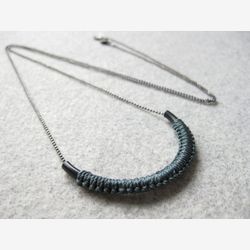 Collier Pendentif Long avec Tube et Détail Textile Minimaliste en Micro Macramé . © Design par .. raïz ..