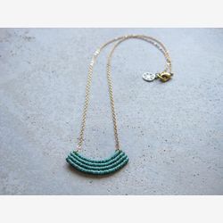 Collier Minimaliste Turquoise sur Chaîne Dorée en Laiton . Détail Textile Macramé . Bijoux Fibre . © Design par .. raïz ..