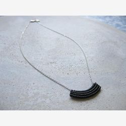 Collier Minimaliste Noir sur Chaîne Argentée . Détail Textile Macramé . Bijoux Fibre . © Design par .. raïz ..