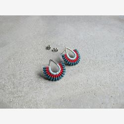 Boucles d’oreilles Teardrop Silver Stud . Rhodium. Micro Macrame . Bijoux en fibre textile . Bleu rouge . Boucles d’oreilles géométriques de ventilateur . Design par .. raïz ..