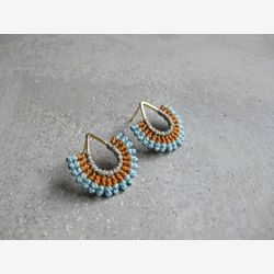 Boucles d'oreilles Gold Teardrop Stud . Bijoux en fibres . Micro Macrame . Boucles d'oreilles géométriques fan . Conception par .. raïz ..