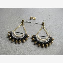 Longues boucles d'oreilles Fibre et Métal . Micro macramé . Bijoux Textiles © Design par .. raïz ..