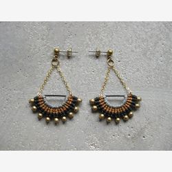 Boucles d'oreilles Légères . Fibre et Laiton Doré. Micro macramé . Boucles d'oreille Longues . Bijoux Textiles © Design par .. raïz ..