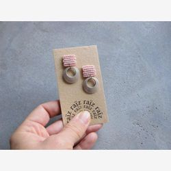 L u a . Boucles d'oreilles Géométriques Argenté . Studs . Clous d'oreilles . Textile . Fibre . Micro Macramé