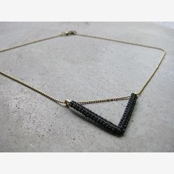 Collier Chevron Minimaliste . Macrame Moderne . Chaine Laiton Sans Nickel